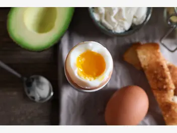 Ilustracja artykułu ile gotujemy jajko na miękko? wyjaśniamy krok po kroku