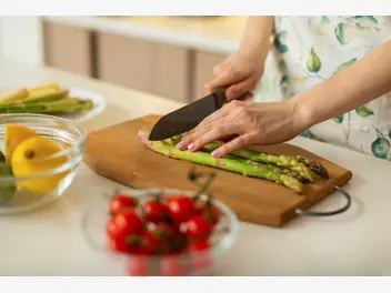 Ilustracja artykułu jak przygotować szparagi? 3 przepisy na proste dania ze szparagów
