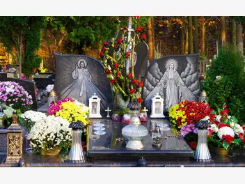 Ilustracja artykułu kapliczki - modne i eleganckie znicze na groby
