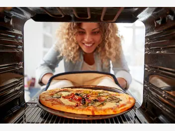 Ilustracja artykułu w jakiej temperaturze piec pizzę? praktyczny poradnik pieczenia pizzy