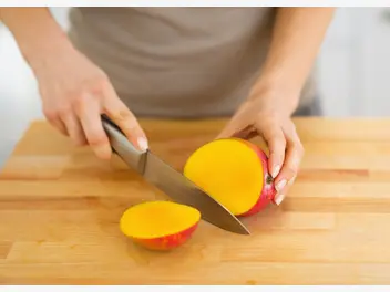 Ilustracja artykułu jak obrać mango? przedstawiamy trzy proste i szybkie sposoby