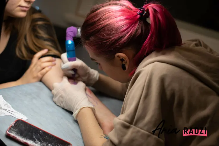 Młoda kobieta podczas sesji w studiu tatuażu, a także modne i polecane wzory na małe tatuaże