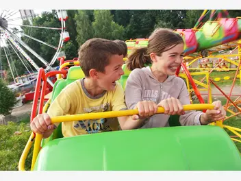 Ilustracja artykułu dlaczego warto zabrać dziecko do parku rozrywki w wakacje?
