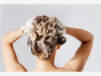 Ilustracja artykułu jak działa proszek do pieczenia na włosy? wyjaśniamy krok po kroku