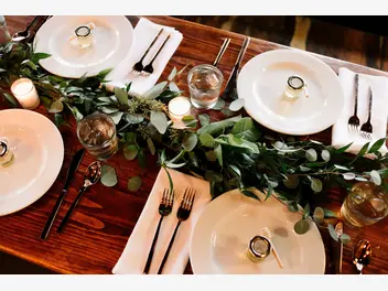 Ilustracja artykułu idealne nakrycie stołu na imprezę: jak ułożyć sztućce na stole?