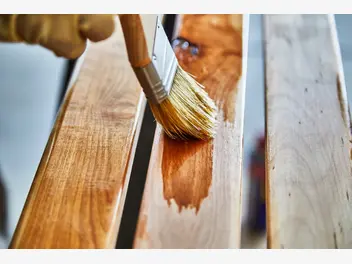 Ilustracja artykułu lakierowanie drewna. wszystko, co musisz o nim wiedzieć