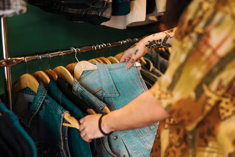 Własny sklep z odzieżą używaną — jak otworzyć second hand?