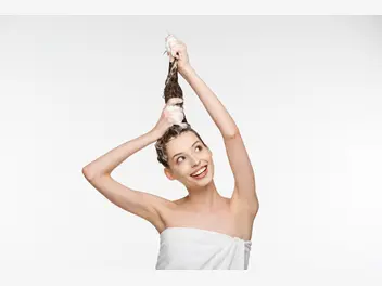 Ilustracja artykułu podwójne mycie włosów – prosta technika na piękne włosy