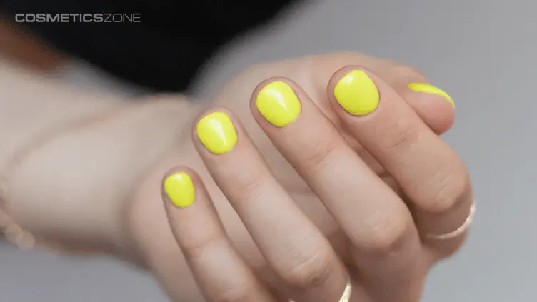 Krótkie żółte neony – wybór idealny na lato