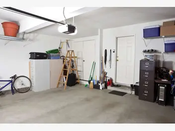 Ilustracja artykułu malowanie posadzki w garażu - jak to zrobić samodzielnie