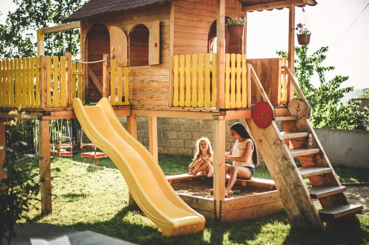 Domek drewniany dla dzieci – inspiracje i pomysły aranżacyjne