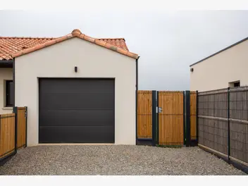 Ilustracja artykułu jak samodzielnie zainstalować bramę garażową segmentową w domu?