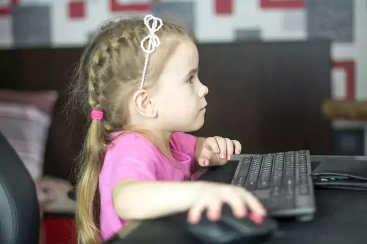 Dziecko korzysta z komputera