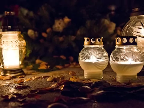 Ozdabianie grobu na Wszystkich Świętych