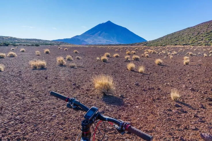 Po dniu pełnym aktywności zrelaksuj się na jednej z czarnych plaż Teneryfy Teneryfa