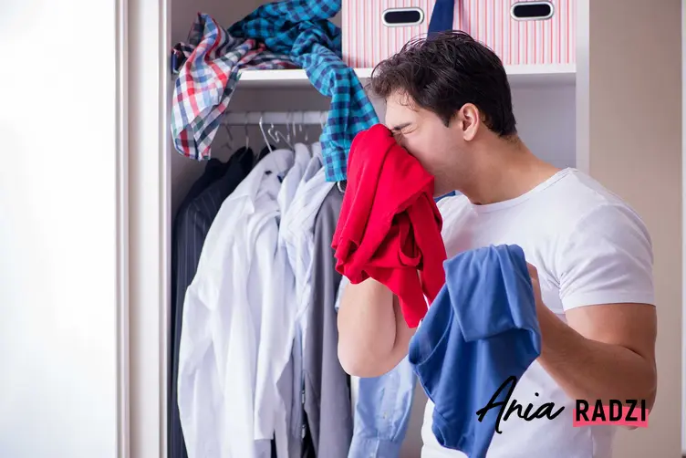 Zapach stęchlizny w szafie - porady dotyczące usuwania zapachu stęchlizny z ubrań i ze starej szafy za pomocą domowych sposobow