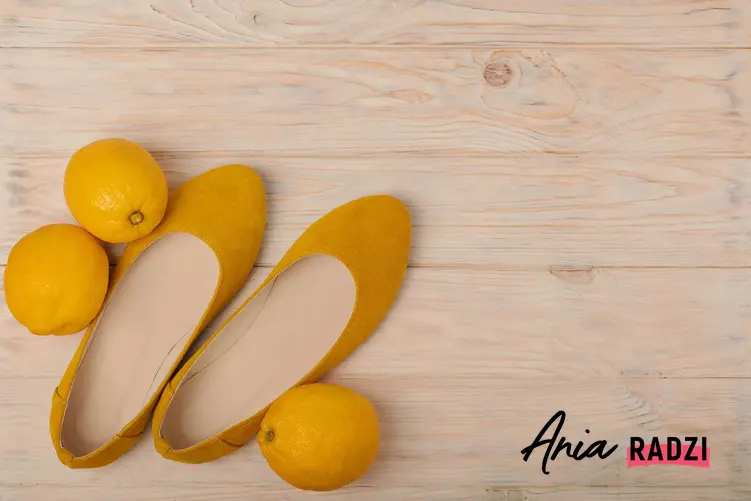 Cytryna przy butach, czyli smród z butów i jego usuwanie domowymi sposobami, na przykład za pomocą cytryny