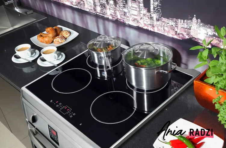 Wolnostojąca kuchenka elektryczna z piekarnikiem oraz płytą indukcyjną oraz polecane modele kuchenek do typowej kuchni