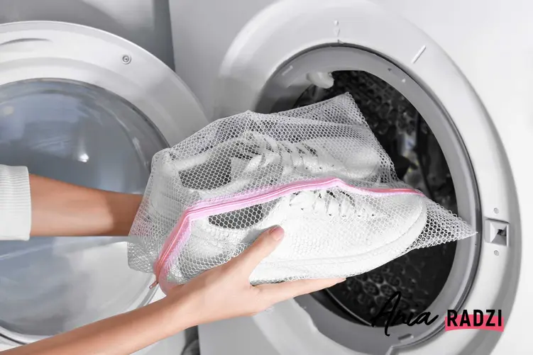 Białe buty sportowe podczas wkładania do pralki. Porady, czym wyczyścić białe buty, a także pranie i usuwanie zabrudzeń z białych butów