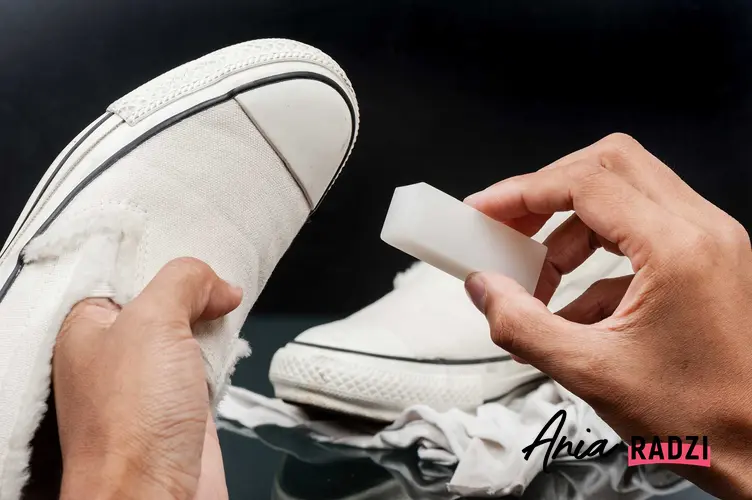 Białe trampki podczas czyszczenia i porady, czym wyczyścić białe buty oraz jak skutecznie usunąć zabrudzenia z białych butów