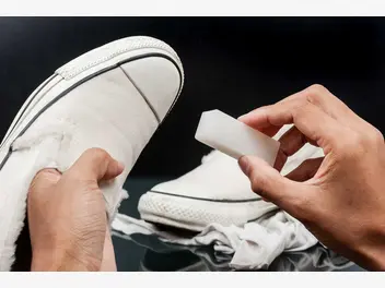 Ilustracja artykułu jak i czym wyczyścić białe buty? domowe sposoby i profesjonalne środki