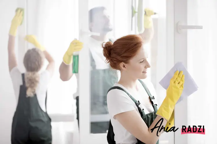 Ekipa sprzątająca podczas mycia okien oraz informacje, ile kosztuje mycie okien w Polsce w różnych miastach i regionach