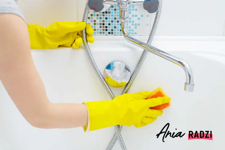 Mycie wanny akrylowej przez kobietę oraz porady, czym myć wannę akrylową i jak czyścić wannę akrylową i jak wybielić wannę