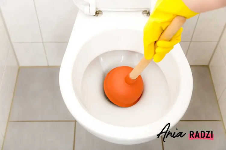 Zatkany kibel czy też zatkana toaleta odpychana za pomocą przepychaczki oraz porady, jak odetkać kibel