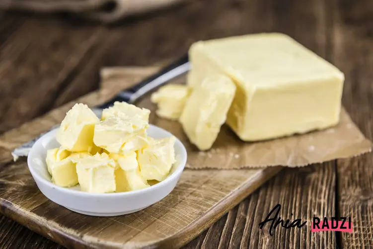 Kostka masła oraz informacje, ile gram ma łyżka stołowa i ile gram ma łyżeczka masła, cukru i innych produktów