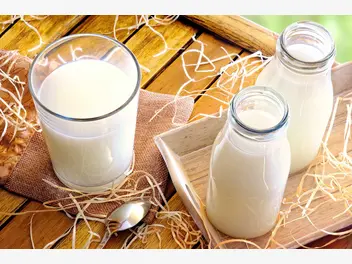 Ilustracja artykułu pasteryzacja mleka – co to jest i dlaczego warto ją robić?