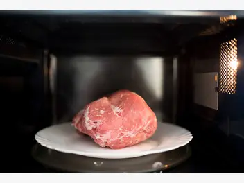 Ilustracja artykułu jak szybko rozmrozić mięso? najlepsze sposoby, które zastosujesz w domu