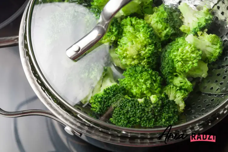 Brokuły gotowane na parze oraz polecany garnek do gotowania na parze lub inne naczynie do gotowania na parze
