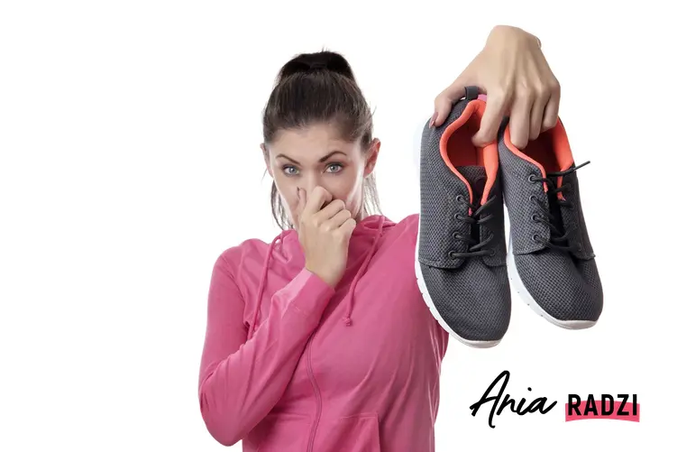 Śmierdzące buty i kobieta zatykająca nos, a także sposób na śmierdzące buty i odświeżanie butów krok po kroku