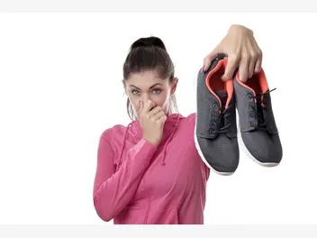 Ilustracja artykułu sposób na śmierdzące buty – co z nimi zrobić? domowe sposoby