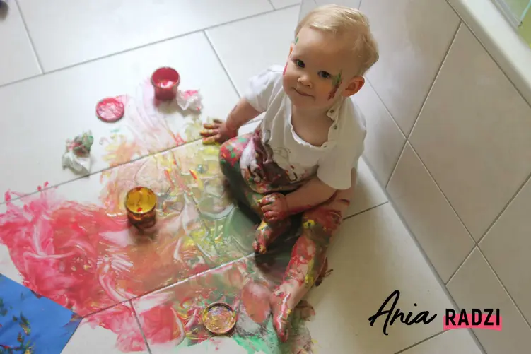 Dziecko ubrudzone farbą oraz porady, jak usunąć farbę z ubrania i jak sprać farbę z ubrania, czyli wywabianie plamy z farby czy usuwanie farby olejnej