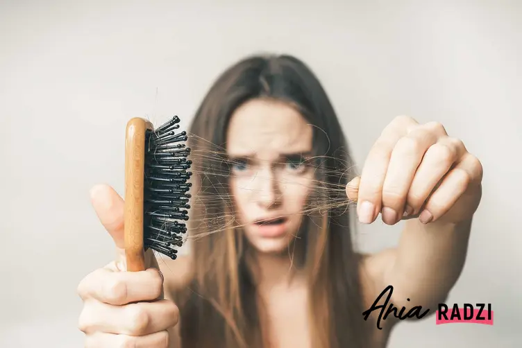Włosy na szczotce oraz domowe sposoby na wypadanie włosów, w tym naturalne sposoby oraz olejki i preparaty na wypadające włosy