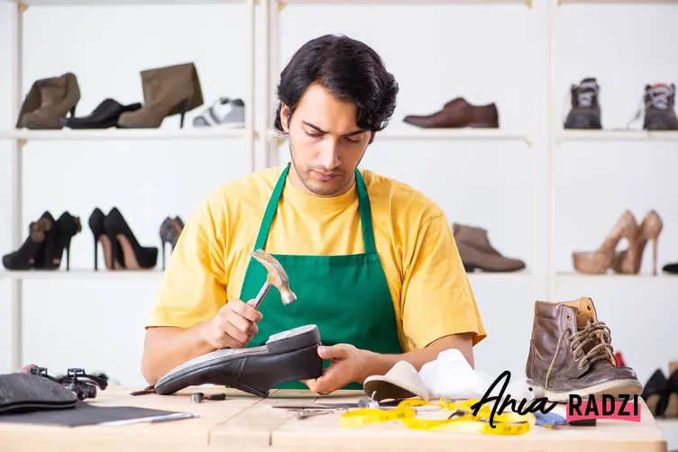 Rozbijanie butów młotkiem oraz oraz inne domowe sposoby na obcierające buty na pięcie oraz specjalne preparaty na rozciąganie butów
