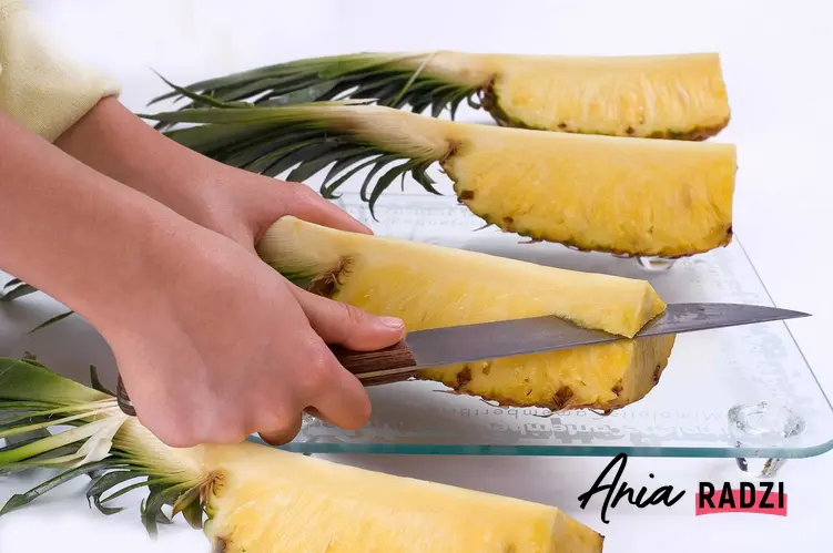 Krojenie ananasa na desce oraz porady, jak obrać ananasa krok po kroku, triki i sposoby na obranie ananasa