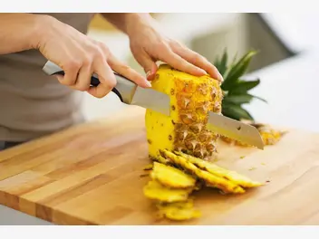 Ilustracja artykułu jak obrać ananasa? oto 4 praktyczne sposoby krok po kroku
