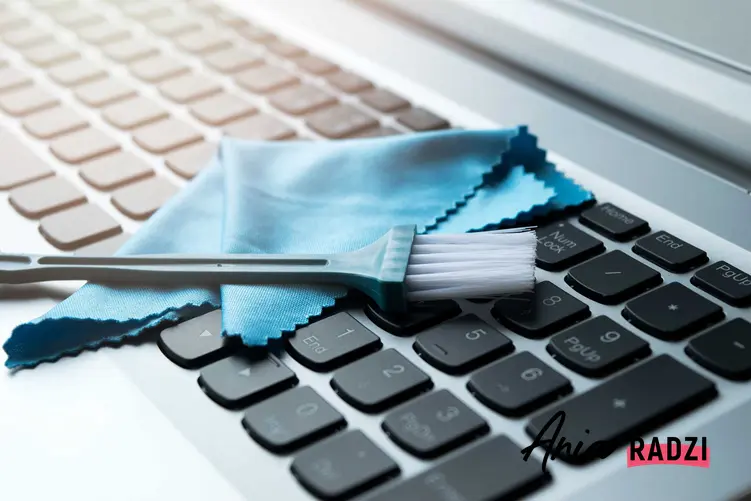 Klawiatura oraz porady jak wyczyścić klawiaturę w laptopie, czyli czyszczenie klawiatury i mycie klawiatury