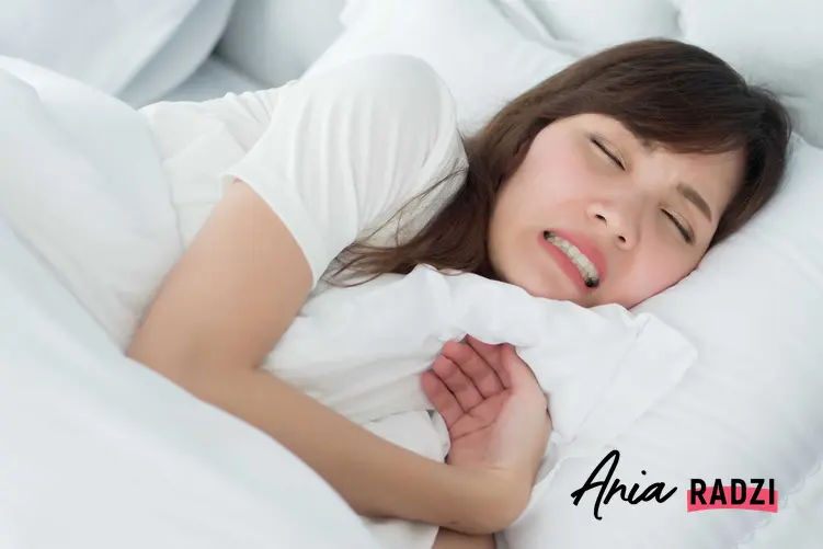 Śpiąca kobieta oraz sennik zęby, czyli znaczenie snów o zębach, na przykład czarne zęby czy zepsute zęby