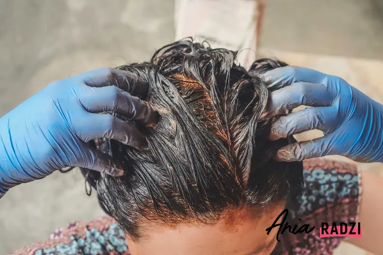 Hennowanie włosów przez kobietę, czyli farbowanie włosów henną krok po kroku, sposoby i domowe hennowanie