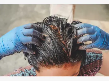 Ilustracja artykułu hennowanie włosów krok po kroku – zobacz, jak to zrobić prawidłowo