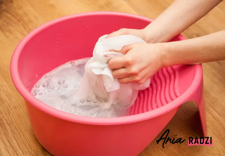 Pranie ręczne oraz plamy z truskawek i porady jak sprać truskawki, czy wywabianie plam z truskawek krok po kroku