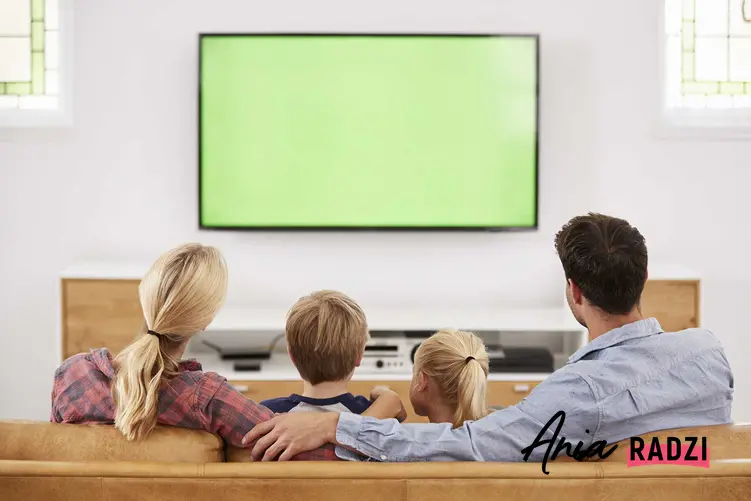 Rodzina przed TV oraz porady, na jakiej wysokosci powiesić telewizor i jak powiesić telewizor na ścianie