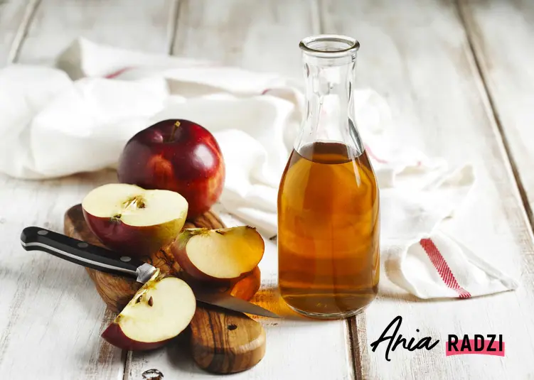 Ocet jabłkowy domowej roboty oraz przepis, jak zrobić ocet jabłkowy z obierek jabłek, a także inne przepisy i zastosowanie