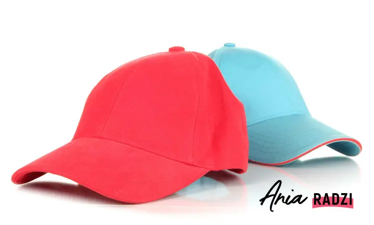 Czerwona i niebieska czapka z daszkiem oraz porady, jak prać czapkę z daszkiem fullcap oraz inne czapki z daszkiem