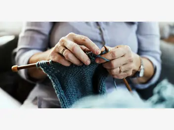 Ilustracja artykułu jak zacząć robić na drutach? 5 praktycznych wskazówek krok po kroku