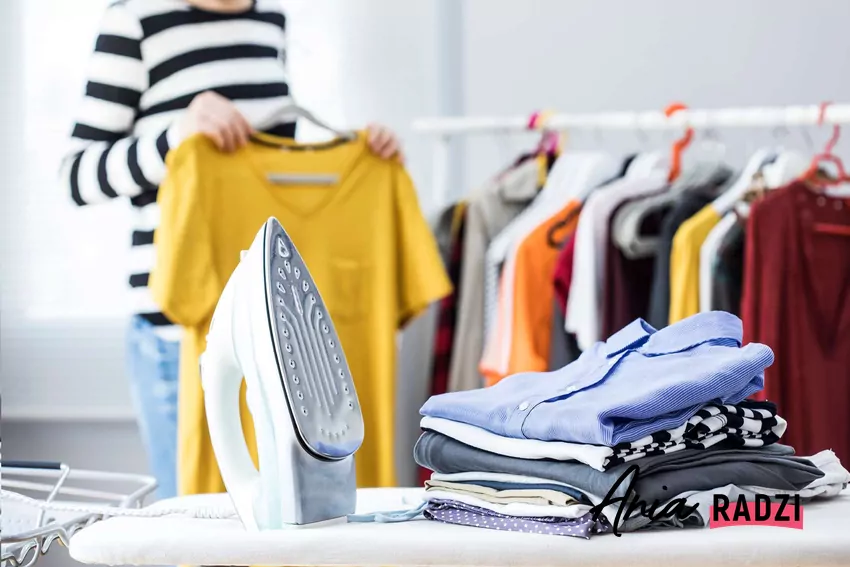 Kobieta prasuje i układa pranie