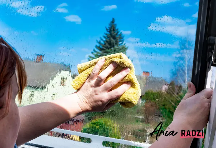 Mycie okna ściereczką oraz najlepszy sposób na mycie okna w domu